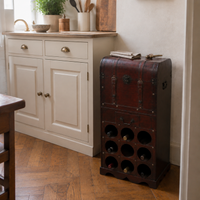 Casier à vin La Malle avec bouteilles dans une salle à manger