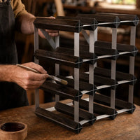 Casier à vin Le Cube, détail de l'acier noir et du pin massif