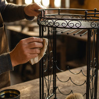 Casier à vin Le Guéridon, détail des crochets porte-verres